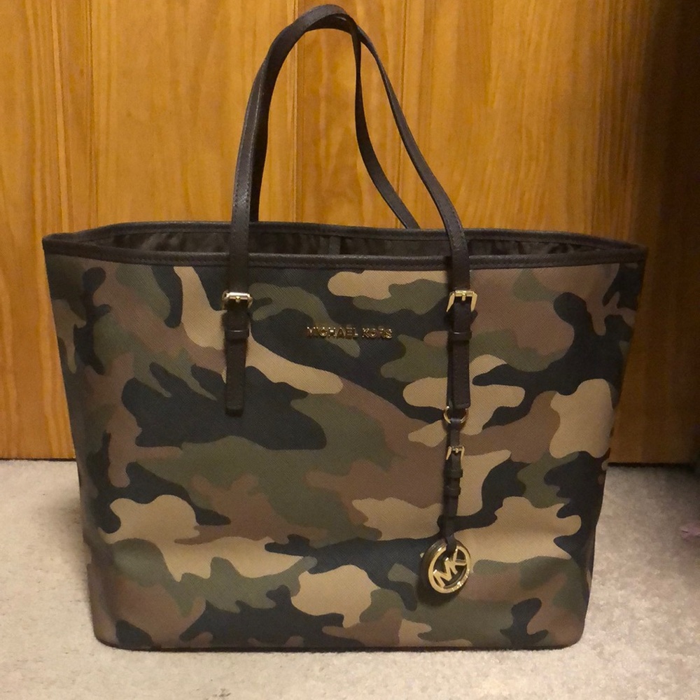 New Micheal Kors camo tote! 💚🖤🤎